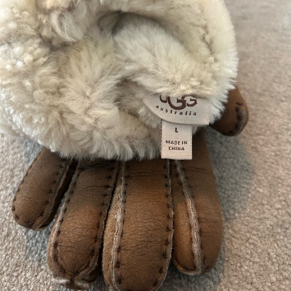 UGG Australia Women’s Gloves - Picture 3 of 7